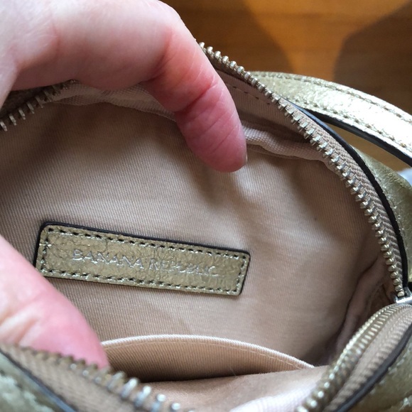 Banana Republic Cross Body Gold distressed leather - brand new! - Picture 3 of 5